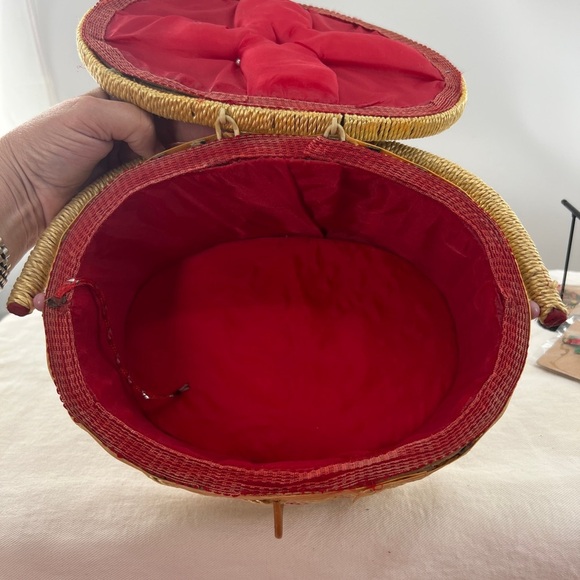 Vintage tapestry sewing basket with insert tray - Picture 11 of 15